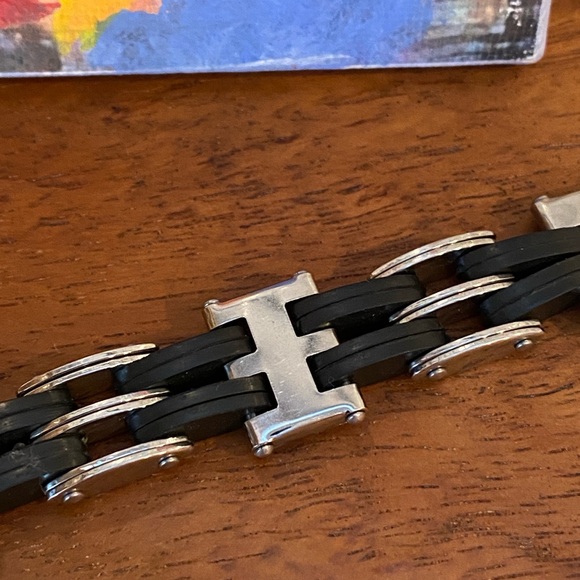 Men’s stainless steel and black bracelet. Very handsome! - Picture 6 of 7